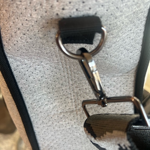 HAUTE SHORE GRAY & CAMO NEOPRENE LARGE TRAVEL BAG  26”x16” - Picture 4 of 7